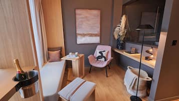 Panorama studio suite | Een minibar, een kluis op de kamer, een bureau, geluiddichte muren