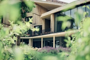 Un bâtiment moderne doté d’un toit plat, de grandes fenêtres et d’un balcon.