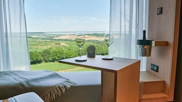 Junior Room | Minibar, in-room safe, desk, soundproofing