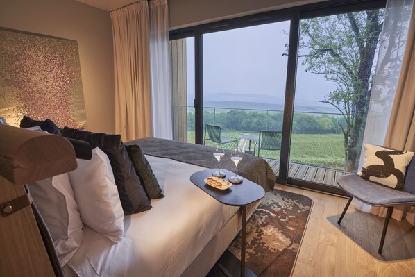 Presidential Room | Minibar, in-room safe, desk, soundproofing