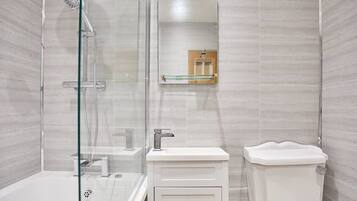 Baignoire, sĂšche-cheveux, serviettes fournies, papier toilette