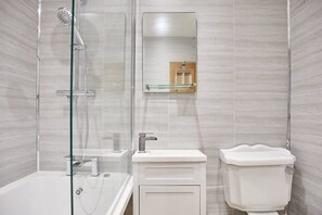 Badekar, hårføner, håndklær og toalettpapir