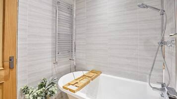 Baignoire, sèche-cheveux, serviettes fournies, papier toilette