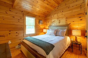 2 bedrooms, iron/ironing board, travel cot, WiFi - Relaxing Two Bedroom Cabin - 10 minutes to Camden! (Lincolnville)