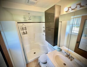 Regadera, secadora de cabello, toallas, jabón