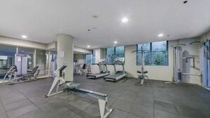 Ett gym med löpband, crosstrainers och utrustning för styrketräning.