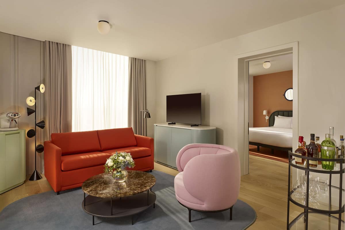 Junior Suite | Peralatan tempat tidur hipoalergenik, bar mini, peti besi dalam bilik