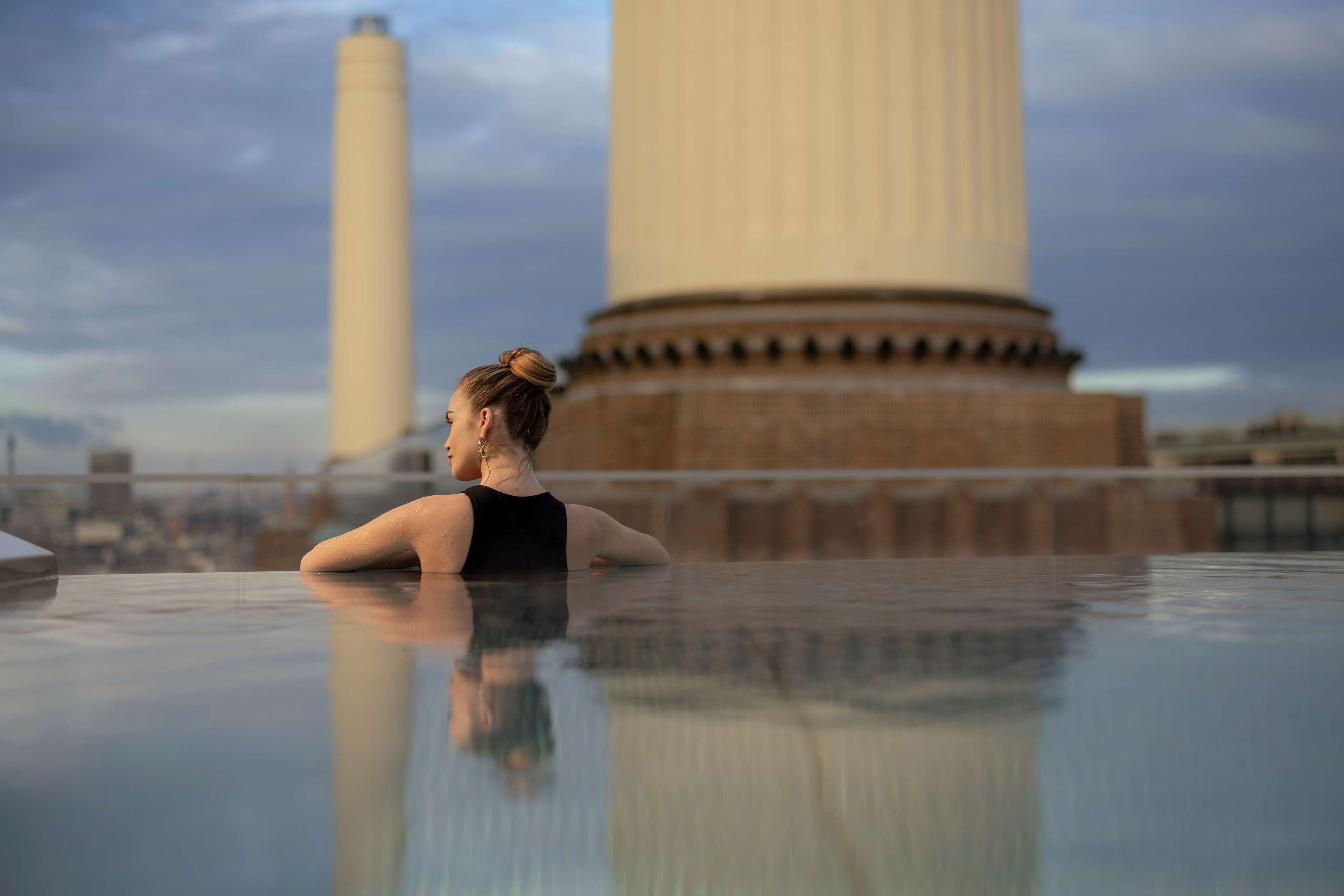 Utendørsbasseng og solsenger