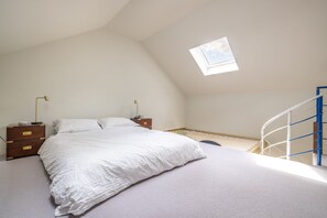 5 bedrooms, desk, iron/ironing board, free WiFi
