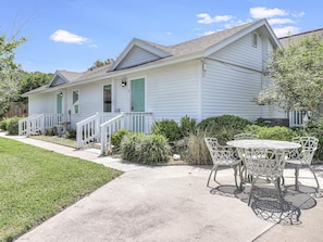 Studio | Property grounds - Coast Oaks Cottage 3 1 Bedroom Cottage by RedAwning (Rockport)