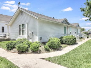 Studio | Exterior - Coast Oaks Cottage 4 1 Bedroom Cottage by RedAwning (Rockport)