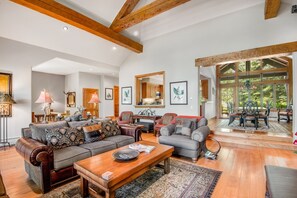 House, 5 Bedrooms | Living area | Smart TV