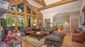 บ้านพัก, 5 ห้องนอน | บริเวณนั่งเล่น | สมาร์ททีวี