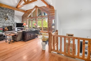House, 5 Bedrooms | Living area