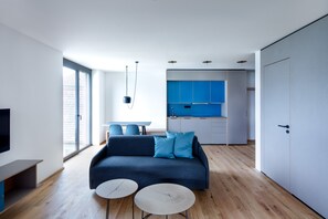 Deluxe-Apartment ("Über dem Wasser") | Wohnbereich | 43-Zoll-Flachbildfernseher mit Satellitenempfang, Fernseher