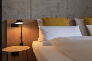 Hypo-allergenic bedding, in-room safe, blackout drapes, soundproofing - Sternen Bohlingen Aparthotel (Singen)