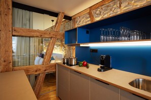 Departamento familiar ("Sternen") | Cocina privada | Refrigerador con congelador, microondas y parrilla de estufa