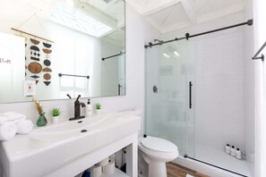 Dusche, Haartrockner, Handtücher