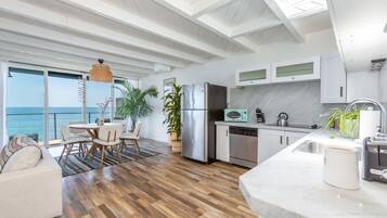 Fridge, microwave, stovetop, dishwasher