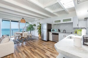 Frigorífico, microondas, placa de cocina y lavavajillas