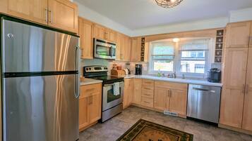 雪櫃、微波爐、焗爐、爐具