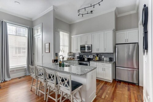 Eichberg Manor - Historic | Victorian District