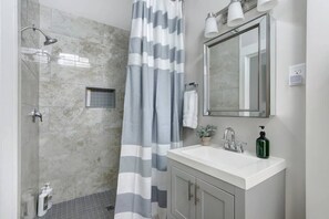 Badewanne, Haartrockner, Handtücher, Shampoo