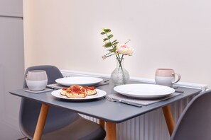 Superior-Apartment, eigenes Bad (Station Road Place) | Essen und Trinken