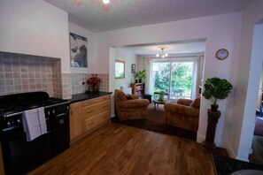 TV - Lovely 2 bed house with garden and parking (Downend)
