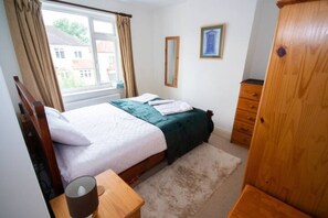 2 bedrooms, iron/ironing board, free WiFi, bed sheets - Lovely 2 bed house with garden and parking (Downend)