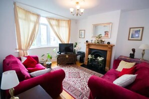 TV - Lovely 2 bed house with garden and parking (Downend)