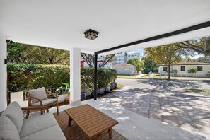 Terrace/patio - Spacious 4BR Tropical Retreat Near Coconut Grove (Miami)