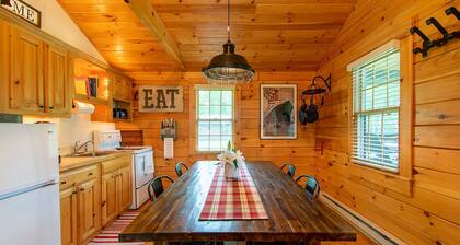 Cheerful Two Bedroom Cabin - 10 minutes to Camden!