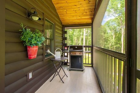 Interior. Cheerful Two Bedroom Cabin - 10 minutes to Camden!