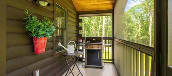 Cheerful Two Bedroom Cabin - 10 minutes to Camden!