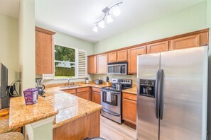 Fridge, microwave, oven, stovetop - 3632 Amazing Townhome 3bd/2bth in Davenport (Davenport)