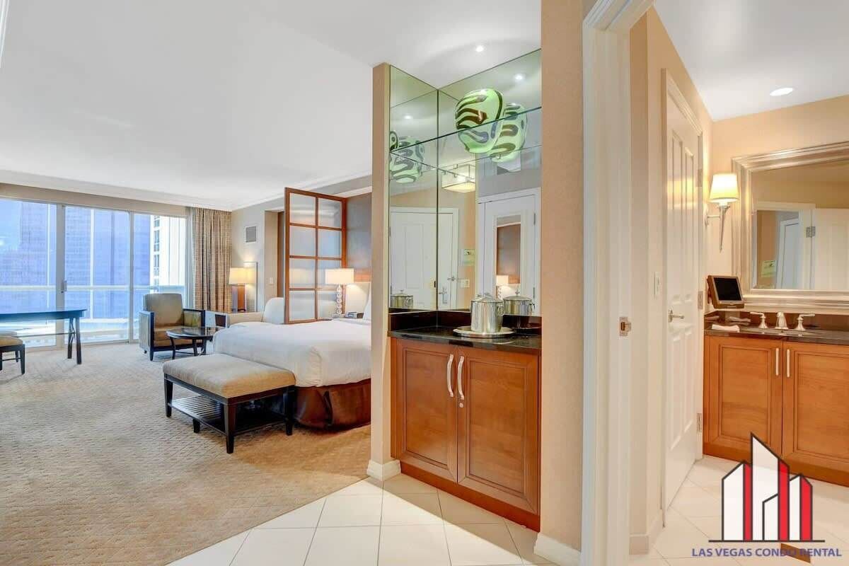 Una cassaforte in camera, una scrivania, ferro/asse da stiro