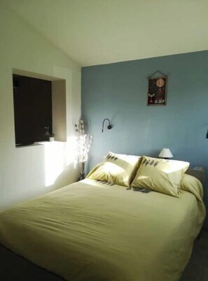 1 slaapkamer, een strijkplank/strijkijzer, gratis wifi, beddengoed