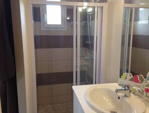 Douche, sĂšche-cheveux, shampoing, papier toilette