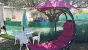 A garden with a swing chair and a table with chairs. - CHARMING 2 ROOM APARTMENT WITH ALL COMFORTS + AIR CONDITIONING (Tornac)