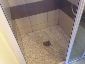 Douche, sèche-cheveux, shampoing, papier toilette