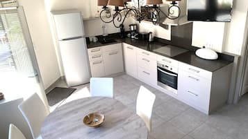 Køleskab, mikrobølgeovn, ovn, kogeplade