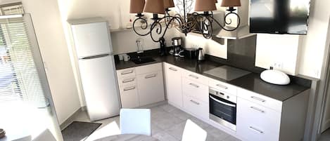 Frigorífico, microondas, horno y placa de cocina