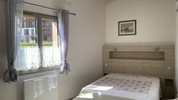 2 bedrooms, iron/ironing board, WiFi