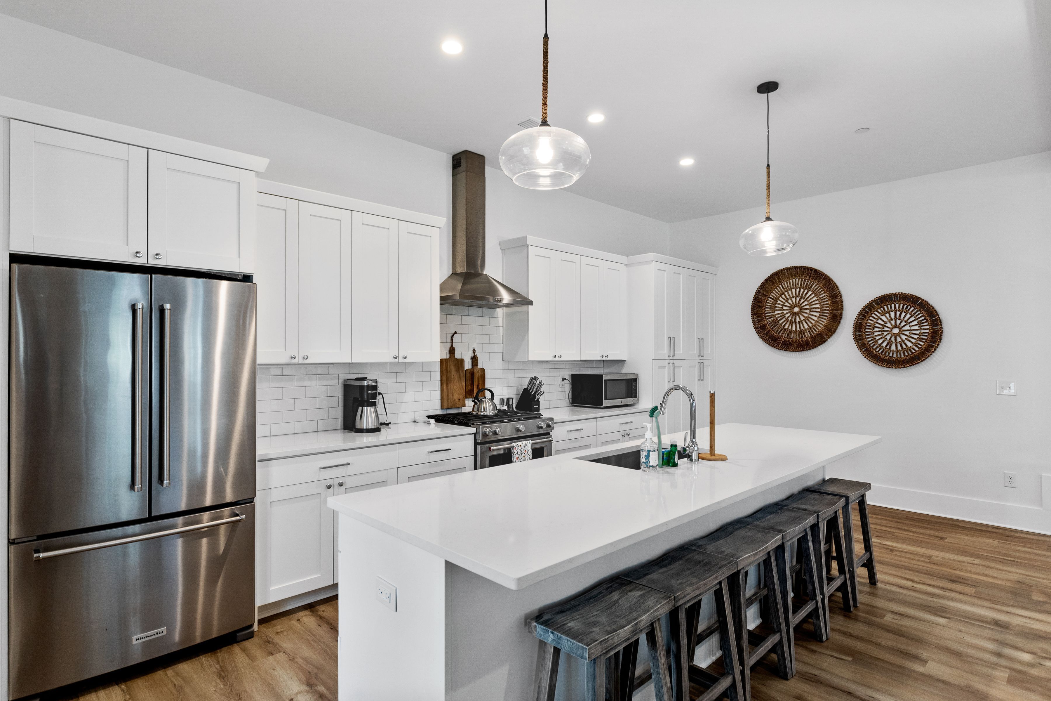 Kühlschrank, Geschirrspüler, Wasserkocher mit Kaffee-/Teezubehör