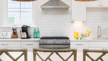 Kjøleskap, oppvaskmaskin, kaffetrakter/tekoker og kjøkkenutstyr