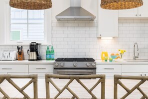 Refrigerador, lavavajillas, cafetera/tetera, utensilios de cocina