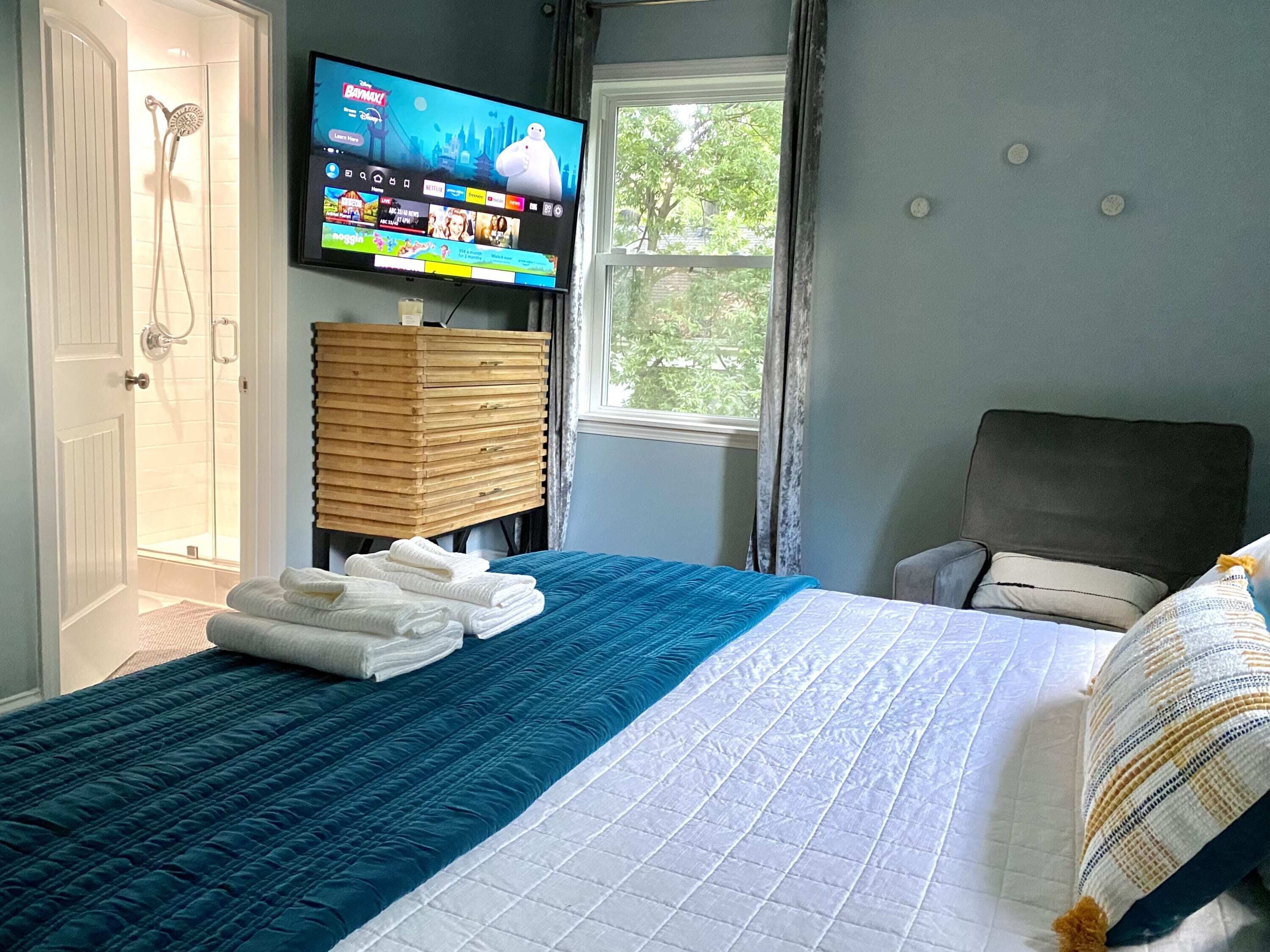 3 bedrooms, desk, iron/ironing board, travel crib