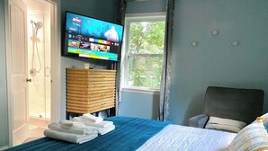 3 bedrooms, desk, iron/ironing board, travel crib - Blue Door: Walk to Avondale, Dog-Friendly w Yard (Birmingham)