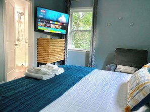 3 bedrooms, desk, iron/ironing board, travel crib - Blue Door: Walk to Avondale, Dog-Friendly w Yard (Birmingham)